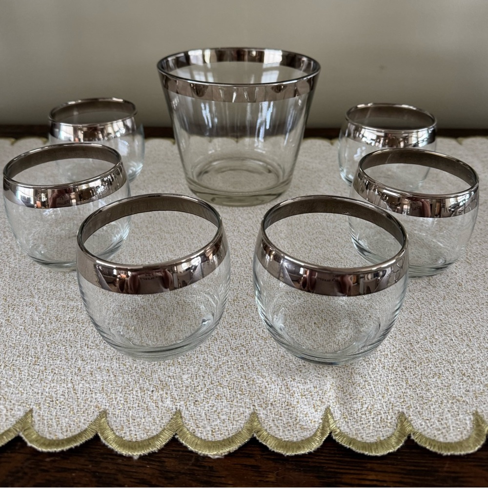 Vintage Dorothy Thorpe style glasses & ice bucket.